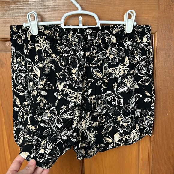 2 Pair Old Navy Shorts - Picture 6 of 6